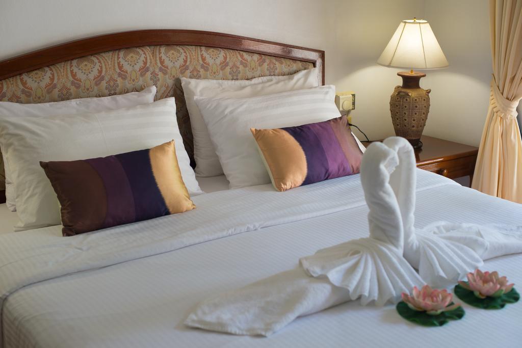Inter House Hotel Pantai Kata Bagian luar foto