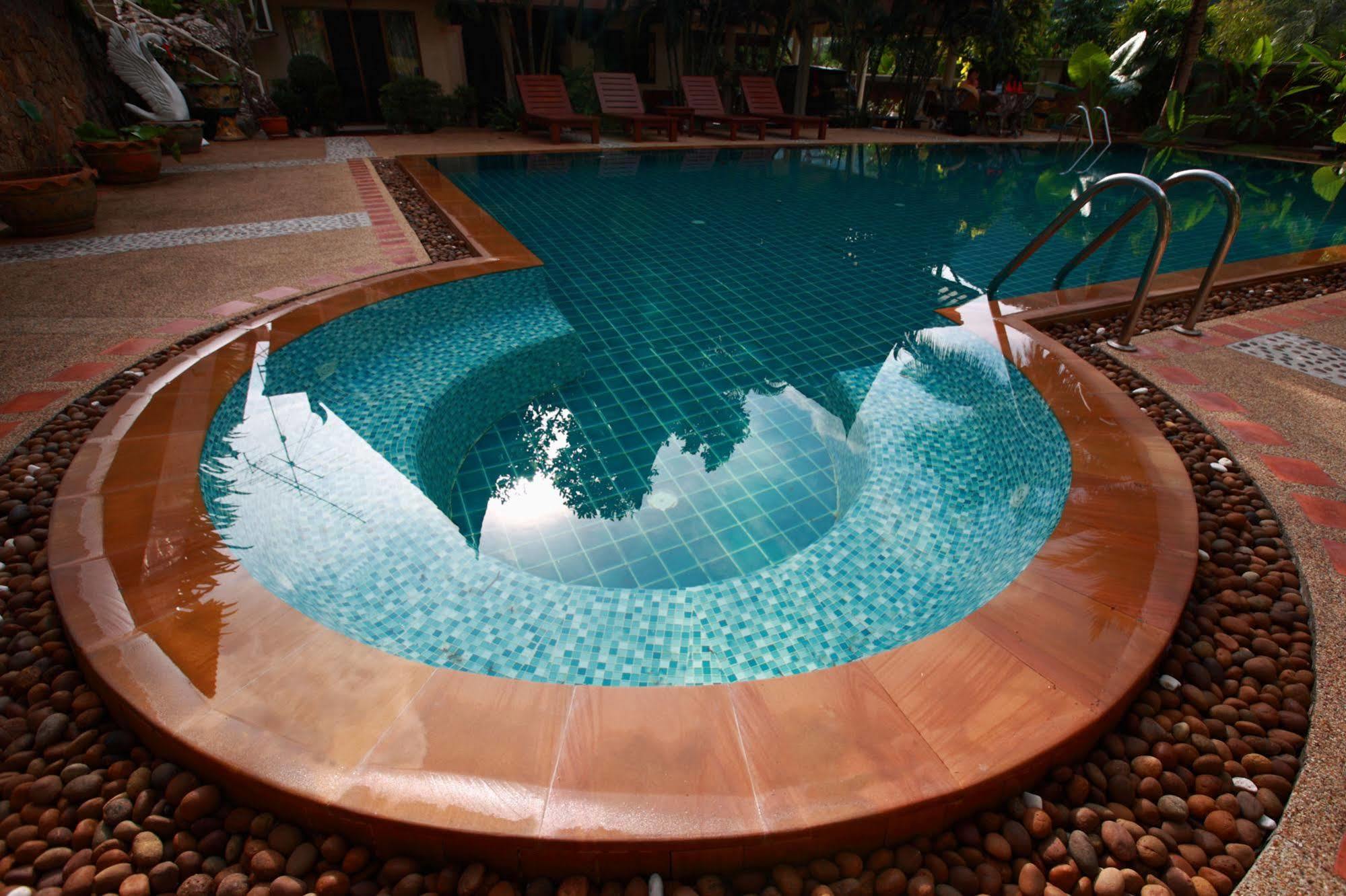 Inter House Hotel Pantai Kata Bagian luar foto